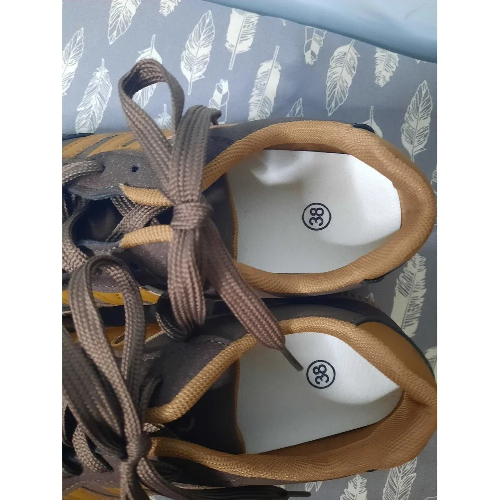 Walking Brown Tan Low Top Soccer Style Sneakers Gum Sole Size 38 Retro Athletic